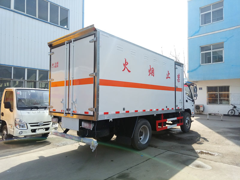 福田5米1(6.9噸)雜項(xiàng)危險(xiǎn)品廂式車(chē)