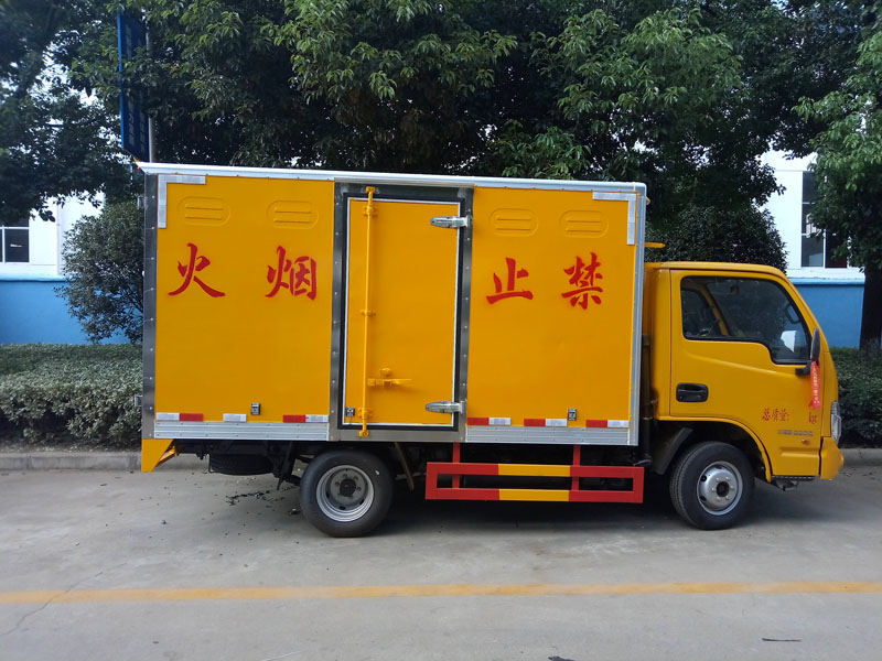 躍進3.3米柴油(藍牌)腐蝕品廂式車