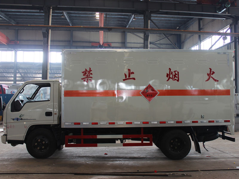 江鈴4米2(藍(lán)牌)雜項(xiàng)危險(xiǎn)品廂式車