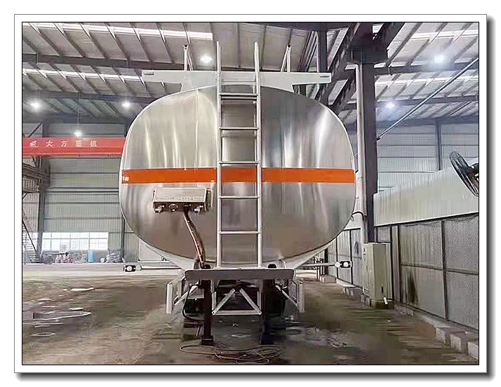 解放半掛鋁合金運(yùn)油車(chē)