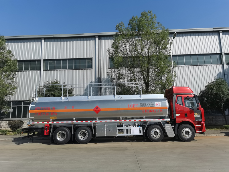 國(guó)六解放前四后八油車(chē)